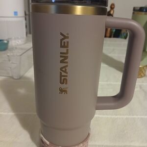 Stanley Mauve Travel Mug with Gold Logo and Handle (CASHMERE) W. BOOT